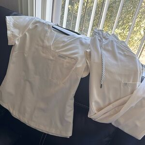 Jaanuu scrubs set